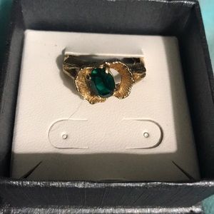 NWOT. GOLD TONE RING WITH GREEN STONE - ADJUSTS